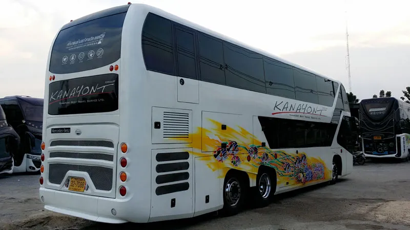 ด้านท้ายเฉียงของรถ Skyliner เห็นไฟท้ายและลายพ่นสีข้างรถ