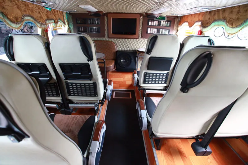 ห้องโดยสารชั้นบนของ Skyliner เบาะสีครีม พื้นไม้ และจอส่วนกลางด้านหน้า