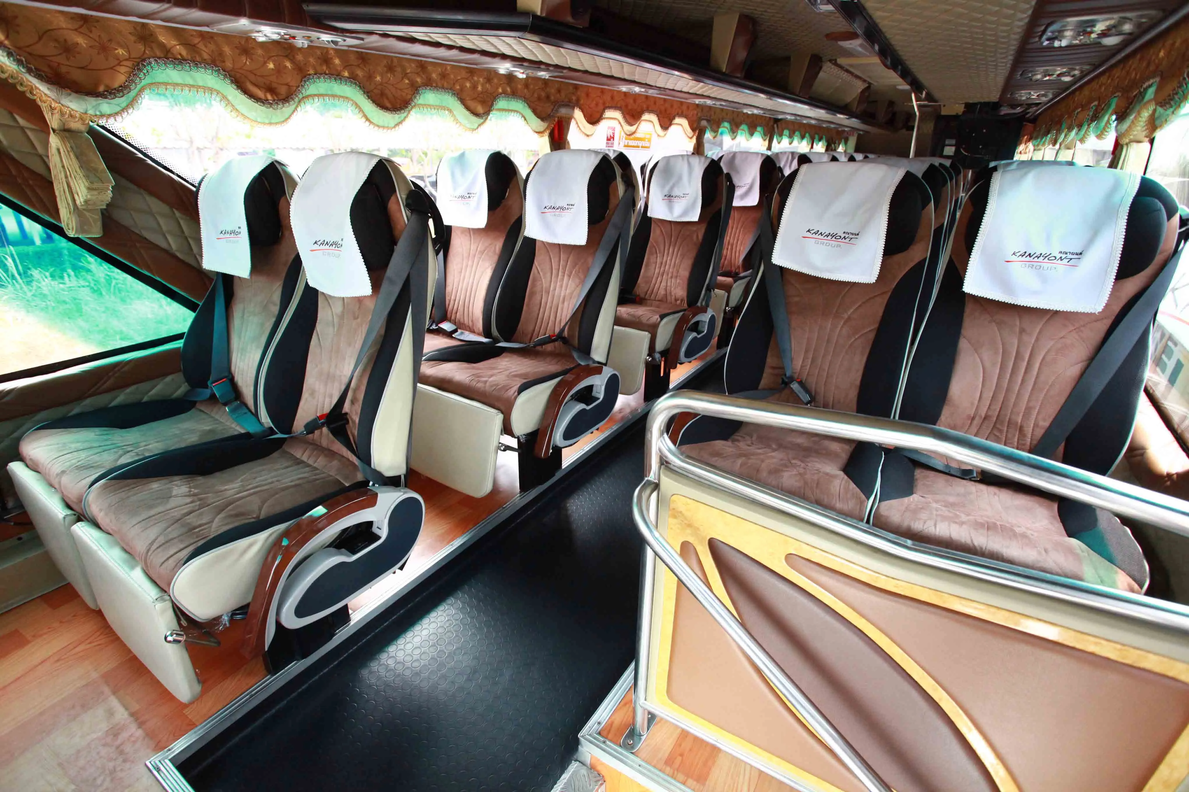 ทางเดินภายใน Skyliner เบาะสองฝั่งและงานตกแต่งแนวเพดาน